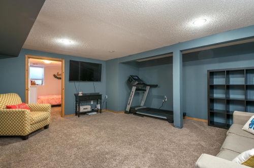 1233 Vly St, Chaska MN 55318-2425 exterior