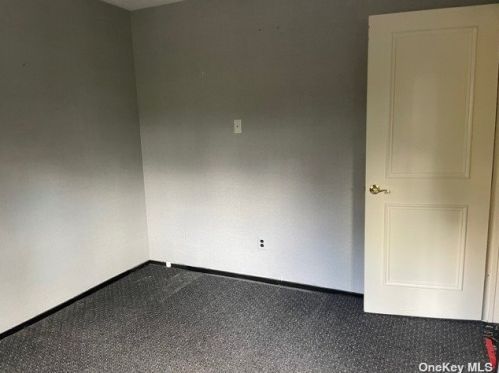 31 Northgate Cres, Huntington Station NY 11747-3096 exterior