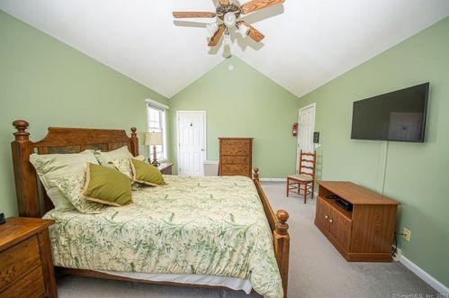 16 Misty Mdw Rd, Enfield CT 06082-3943 exterior