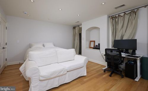 1803 Phelps Pl, Washington DC 20008-1851 exterior