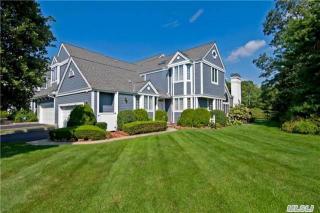 11 Southdown Ct, Hunt, NY 11743-2548
