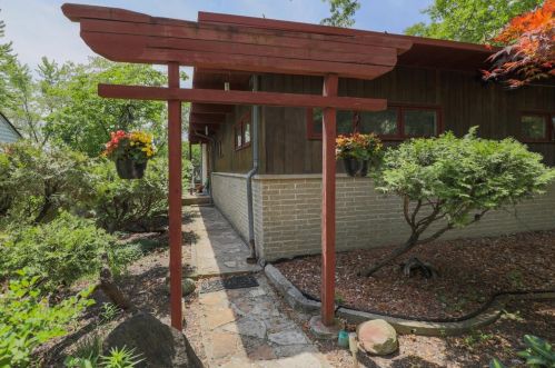 7521 Maple Ave, Gary, IN 46403-1266