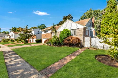 973 Hewlett Dr, Valley Stream, NY 11581-2707