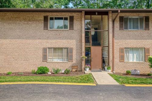 6100 Sanlin Dr, Moon Twp PA  15108-2882 exterior