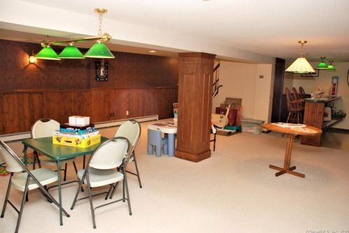 6 Buchanan Rd, Enfield CT 06082-5327 exterior