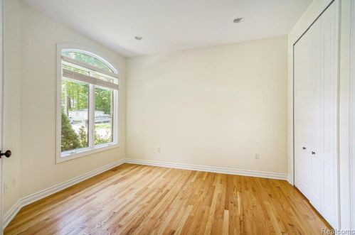 692 Appalachi St, Walled Lake MI  48390-1005 exterior