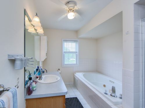 124 Leigh St, Clinton NJ 08809-1348 exterior