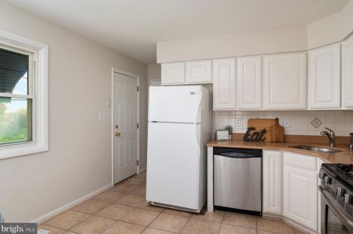 1320 Meadowvale Rd, Glen Burnie MD 21060-7017 exterior