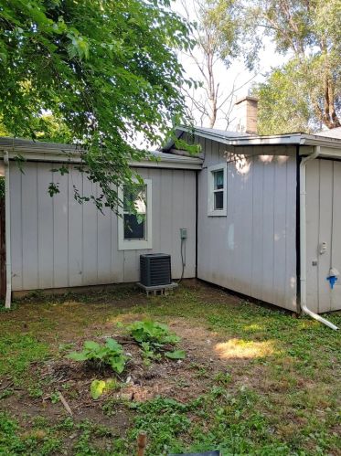 125 Davison St, Joliet, IL 60433-1323