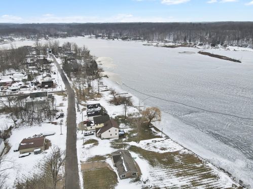 65526 Peninsula Dr, Cassopolis MI 49031-8530 exterior