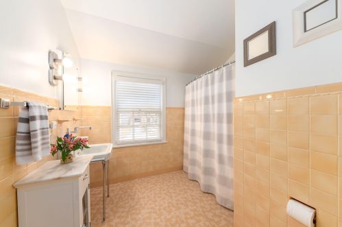 2128 93, Milwaukee WI 53226-2608 exterior