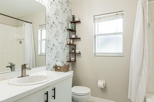 999 Grv Dr, Naples FL 34120-1424 exterior