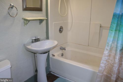 359 Mcclellan Ave, Trenton NJ 08610-6047 exterior