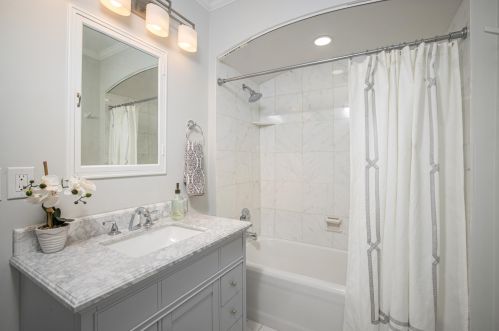 405 Daphne Rd, Milwaukee WI  53217-4242 exterior