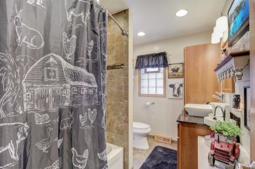 2501 Clayton Crst Ave, Milwaukee WI 53221-3735 exterior