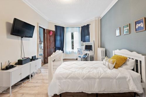 2983 Perry Ave, Bronx NY 10467-4105 exterior