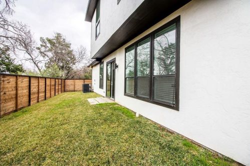 2210 Bonnie View Rd, Dallas TX 75216-7205 exterior