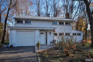9 Brearly Cres, Waldwick, NJ 07463-1705