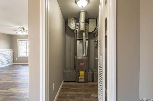 5604 Blackmoor St, Commerce Township MI  48382-3220 exterior