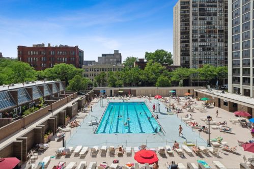 1555 Sandburg Ter, Chicago IL  60610-1350 exterior