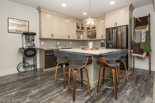 402 2nd St, Rochester MI  48307-2006 exterior