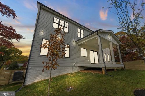 1327 Mayflower Dr, Mc Lean VA 22101-3405 exterior