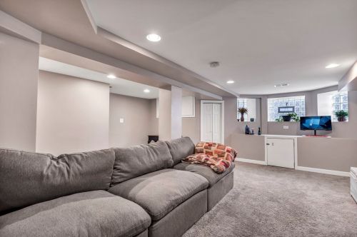 6405 Maryland Ave, Chicago IL 60637-1425 exterior