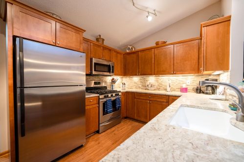 1204 Creekview Dr, Meskegon MI 49441-3259 exterior