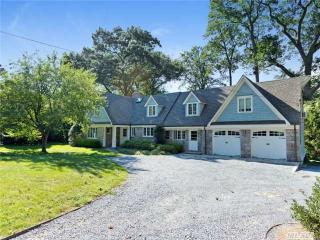 37 Heckscher Dr, Hunt, NY 11743-1115