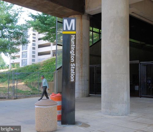 5823 Monticello Rd, Alexandria VA 22303-1302 exterior