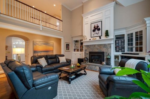 59 Farmington Rdg Dr, Farmington CT 06032-2456 exterior