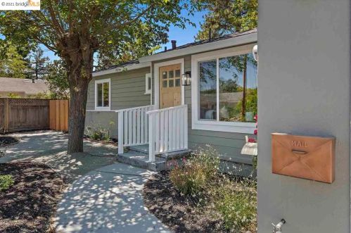 2963 Vessing Rd, Concord, CA 94523-4548