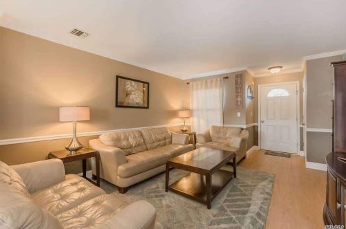 33 Biltmore Cir, Huntington Station NY 11746-1474 exterior