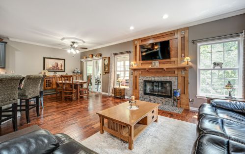 1427 White Oak Ln, Bull Valley IL 60098-6412 exterior