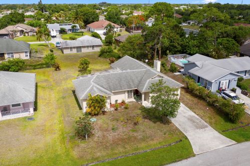 2418 Summit St, Fort Pierce, FL 34984-5067