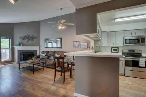 918 Harbor House Dr, Madison, WI 53719-3383