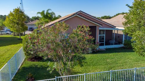 10051 Chadwick Dr, Fort Pierce FL 34987-2418 exterior