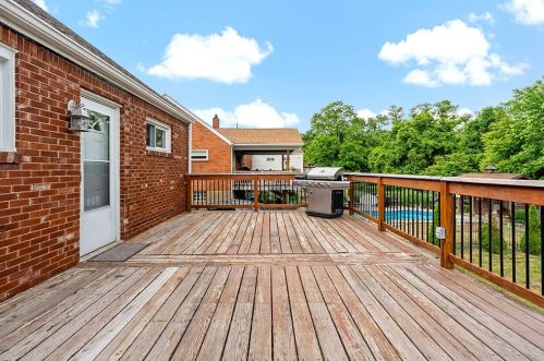 700 Edgewater Dr, Pittsburgh PA 15122-1119 exterior