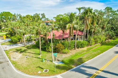 9100 Vanderbilt Dr, Naples, FL 34108-2303