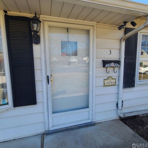 3 Stiles Rd, Edison, NJ 08817-4136