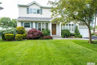 21 Genesee Dr, Commack, NY 11725-4044