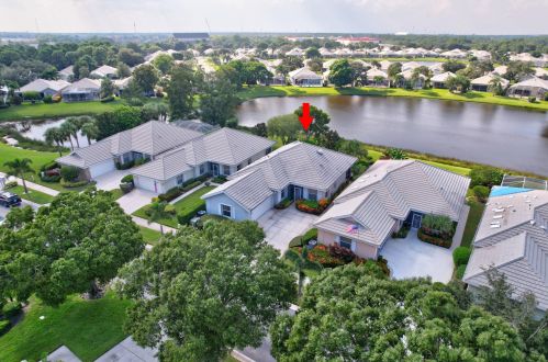 1553 Amherst Dr, Fort Pierce FL 34986-2413 exterior