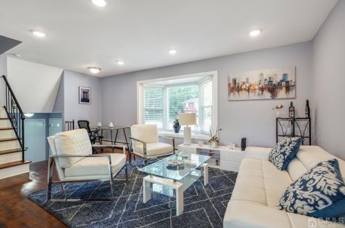 4 Loeb Ct, Edison NJ  08817-4713 exterior