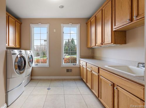 2384 Pebble Crk Dr, Rochester MI 48363-2228 exterior