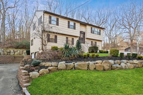 18 Chateau Dr, Huntington Station, NY 11747-4106