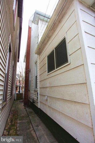 1027 Mifflin St, Huntingdon PA 16652-1435 exterior