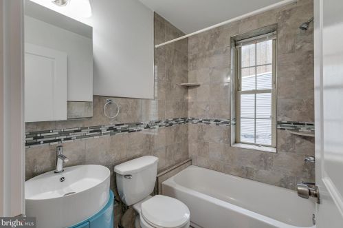 2401 Carpenter St, Philadelphia PA 19146-2418 exterior