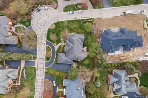 2511 Golf Crst Dr, Rochester MI 48309-4063 exterior