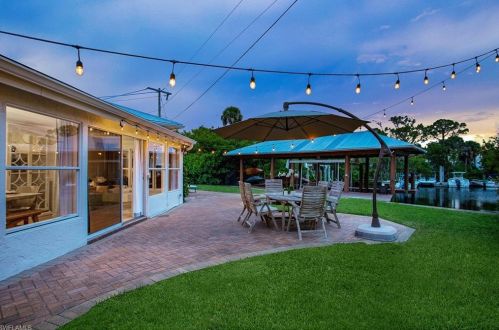 2180 Hbr Ln, Naples FL 34104-4218 exterior