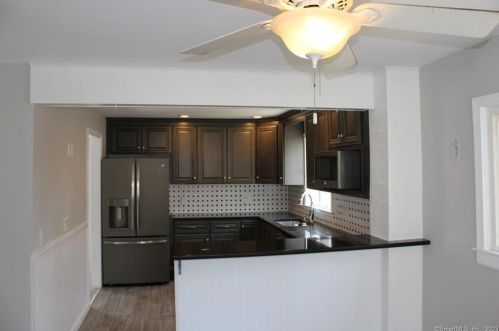 811 Middle Tpke, Manchester CT  06040-3724 exterior